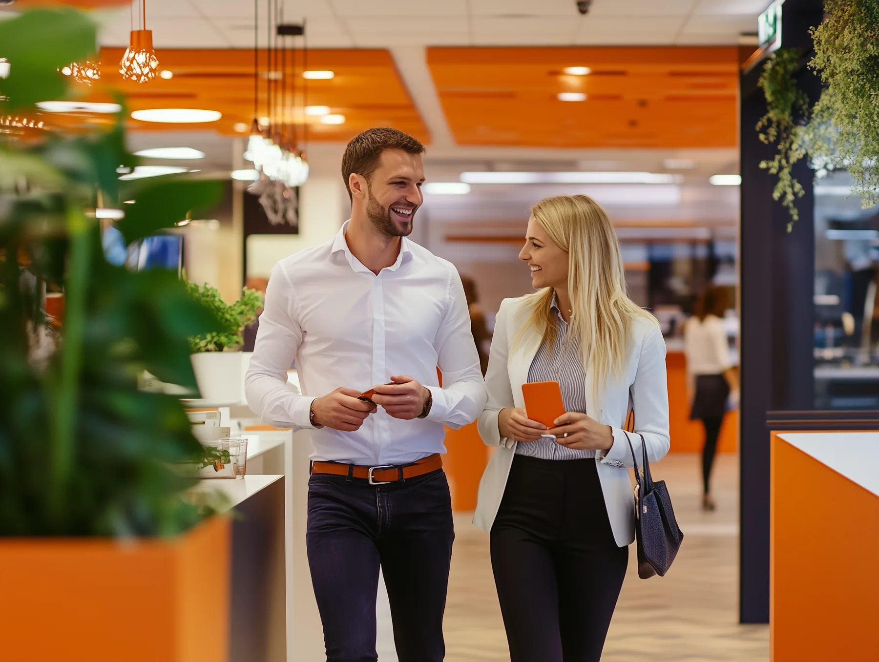 Deux membres de l’équipe commerciale Modelabs en visite dans le rayon smartphones d’un magasin