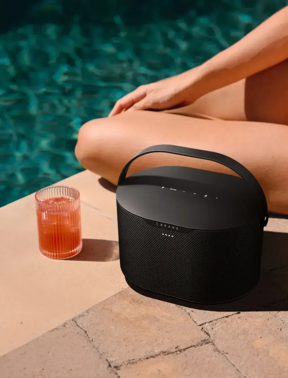 Enceinte Brane X posée au bord d'une piscine