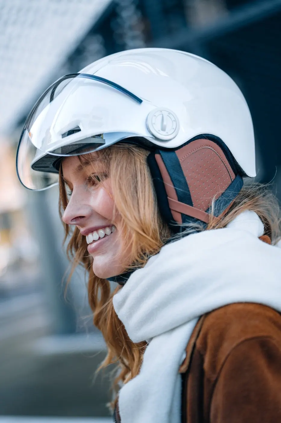 Une jeune femme sourit sous son casque CasR Style blanc à visière