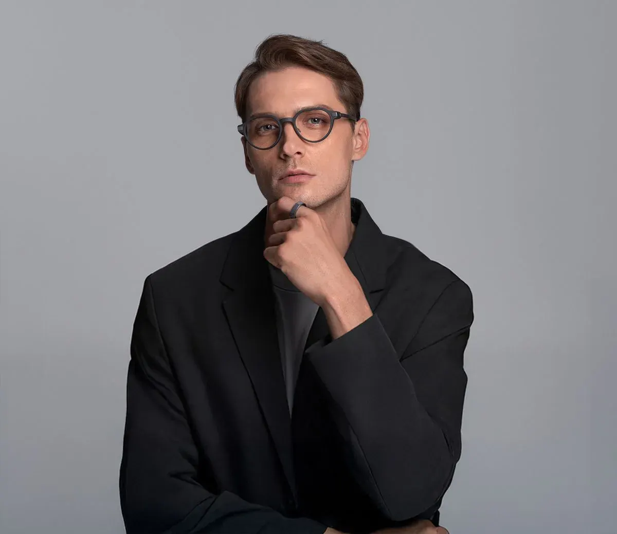 Homme portant des lunettes connectées Even Realities
