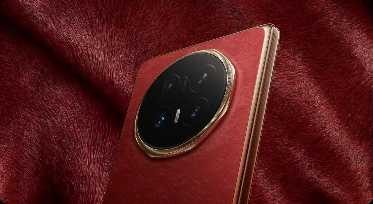 Dos en cuir rouge et module photo doré d'un smartphone Honor
