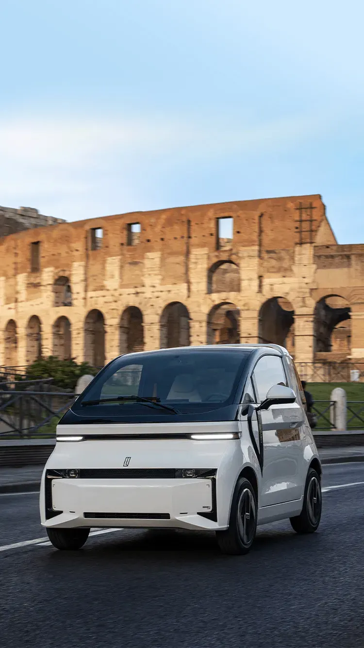 Linktour Alumi devant le Colisée à Rome