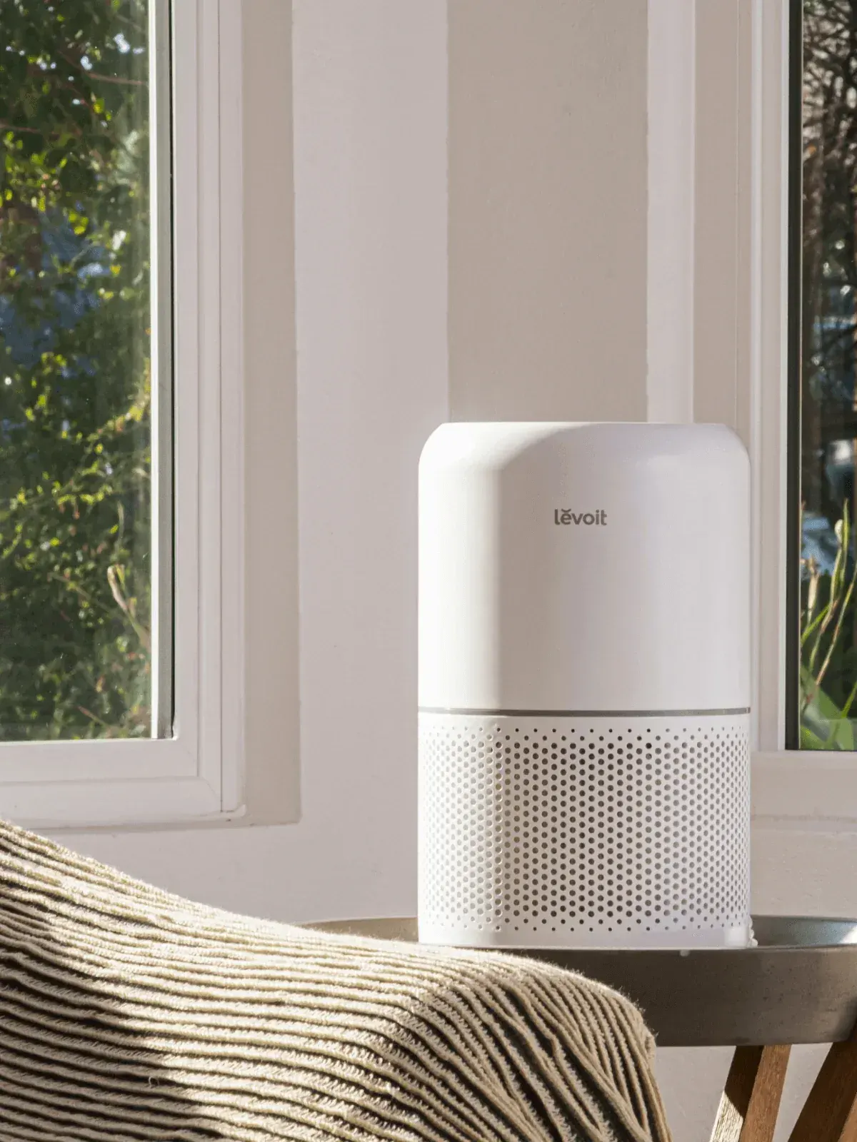 Purificateur d'air Levoit près d'une fenêtre