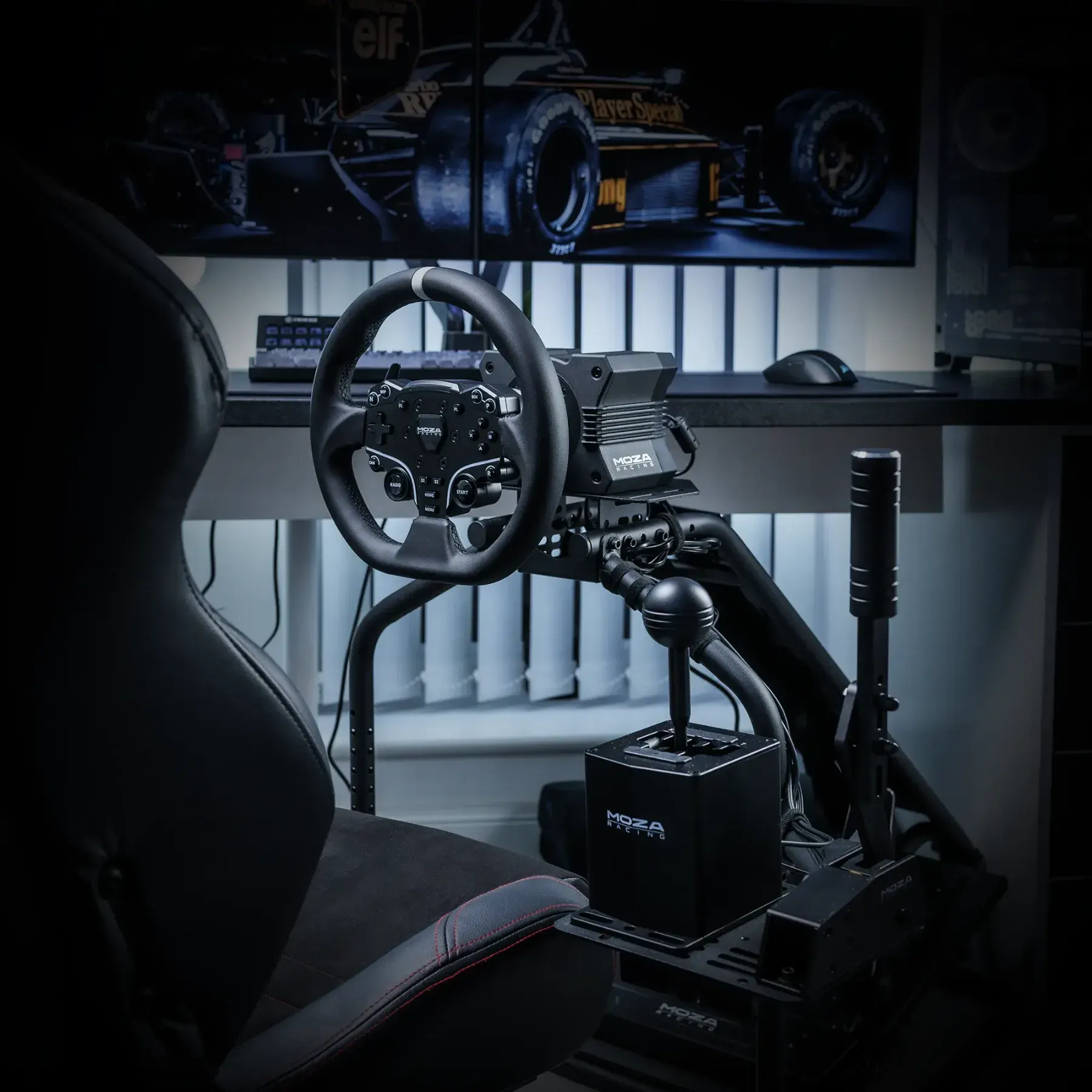 Cockpit de simulation équipé d'un volant et d'une base Moza