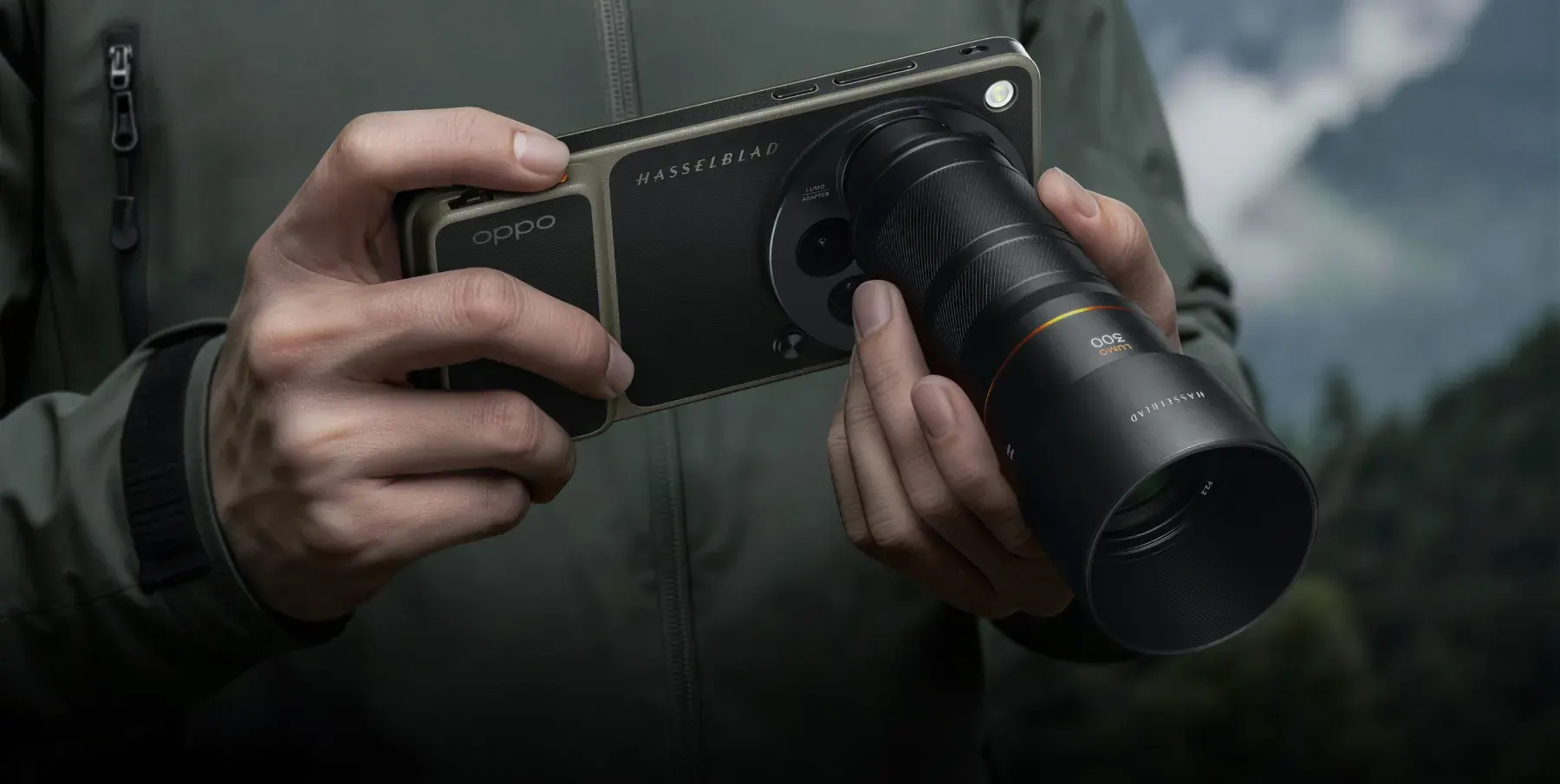 Mains tenant un smartphone Oppo Find équipé d'un téléobjectif Hasselblad