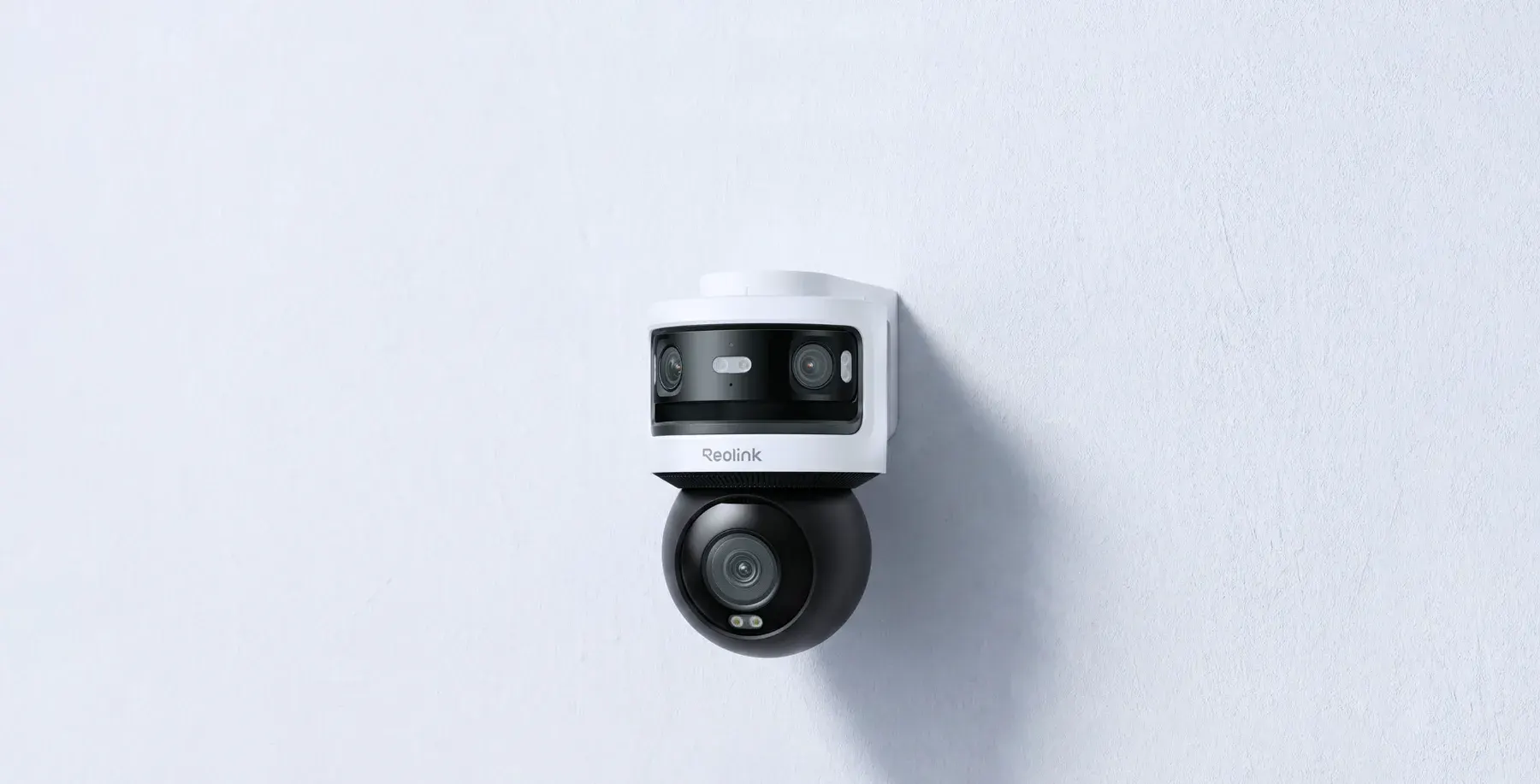 Caméra Reolink à double objectif fixée sur un mur blanc