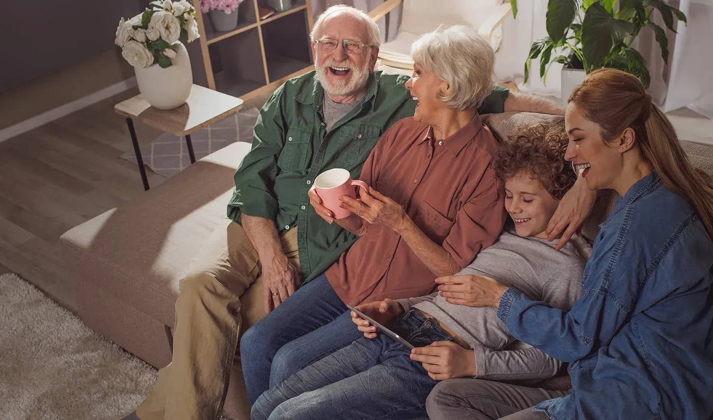 Famille réunie sur un canapé autour d'un smartphone