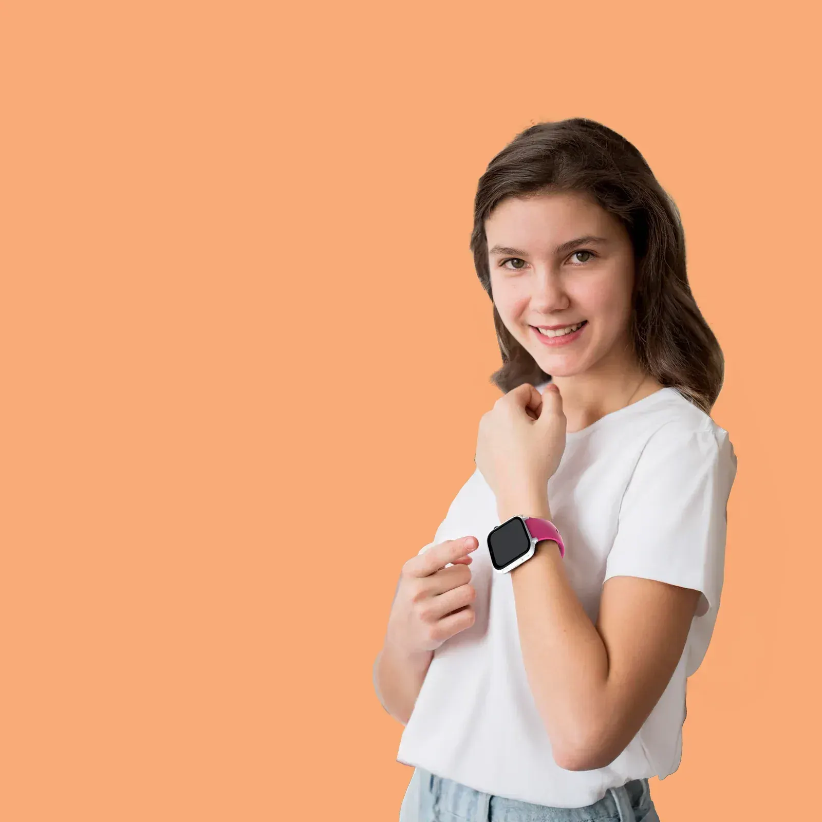 Jeune fille souriante portant une montre connectée Save Family