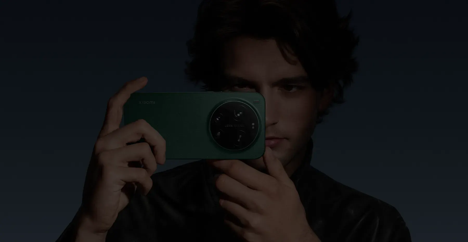 Homme cadrant une photo avec un smartphone Xiaomi vert