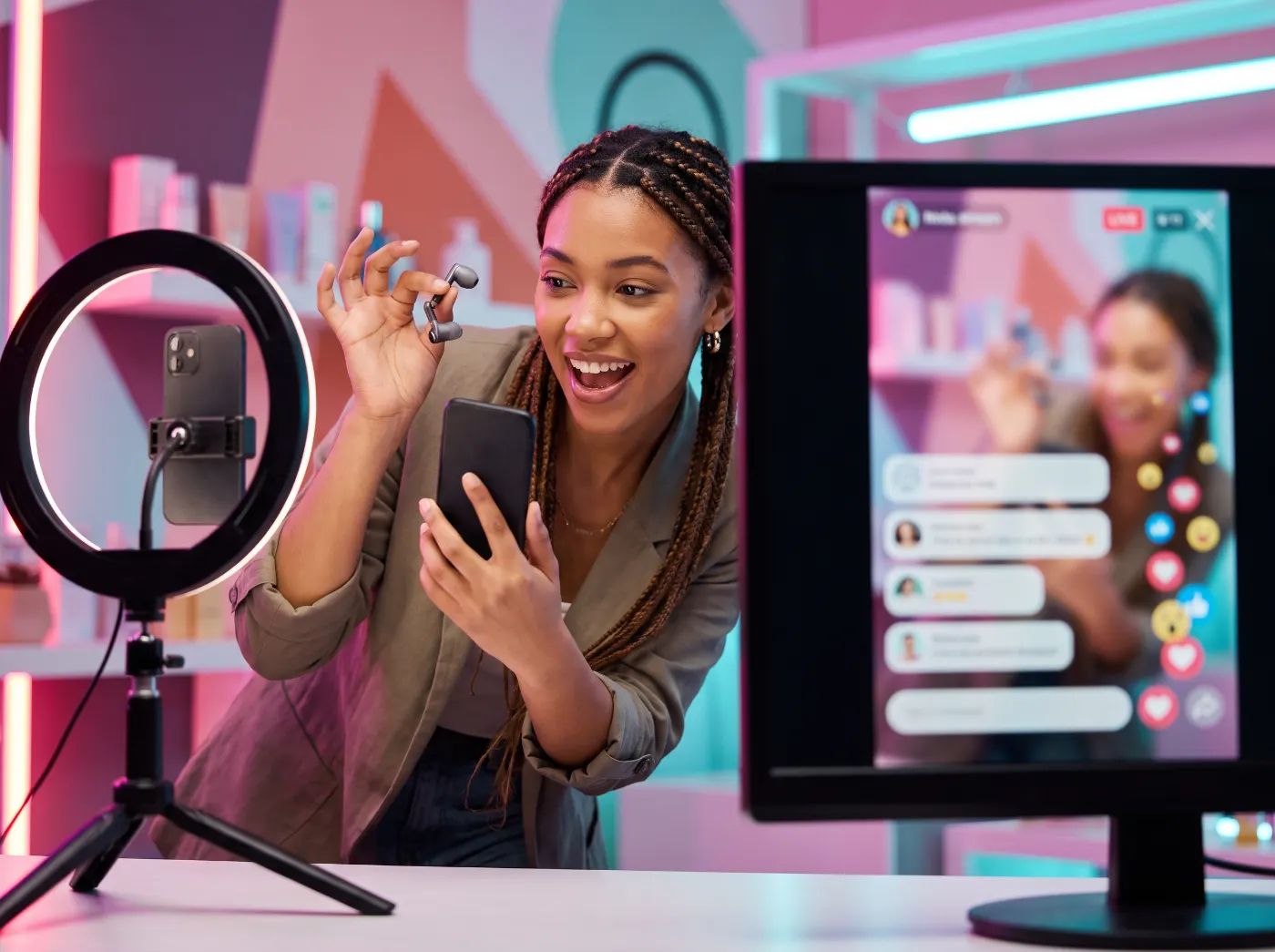 Une animatrice présente des écouteurs lors d’un live shopping